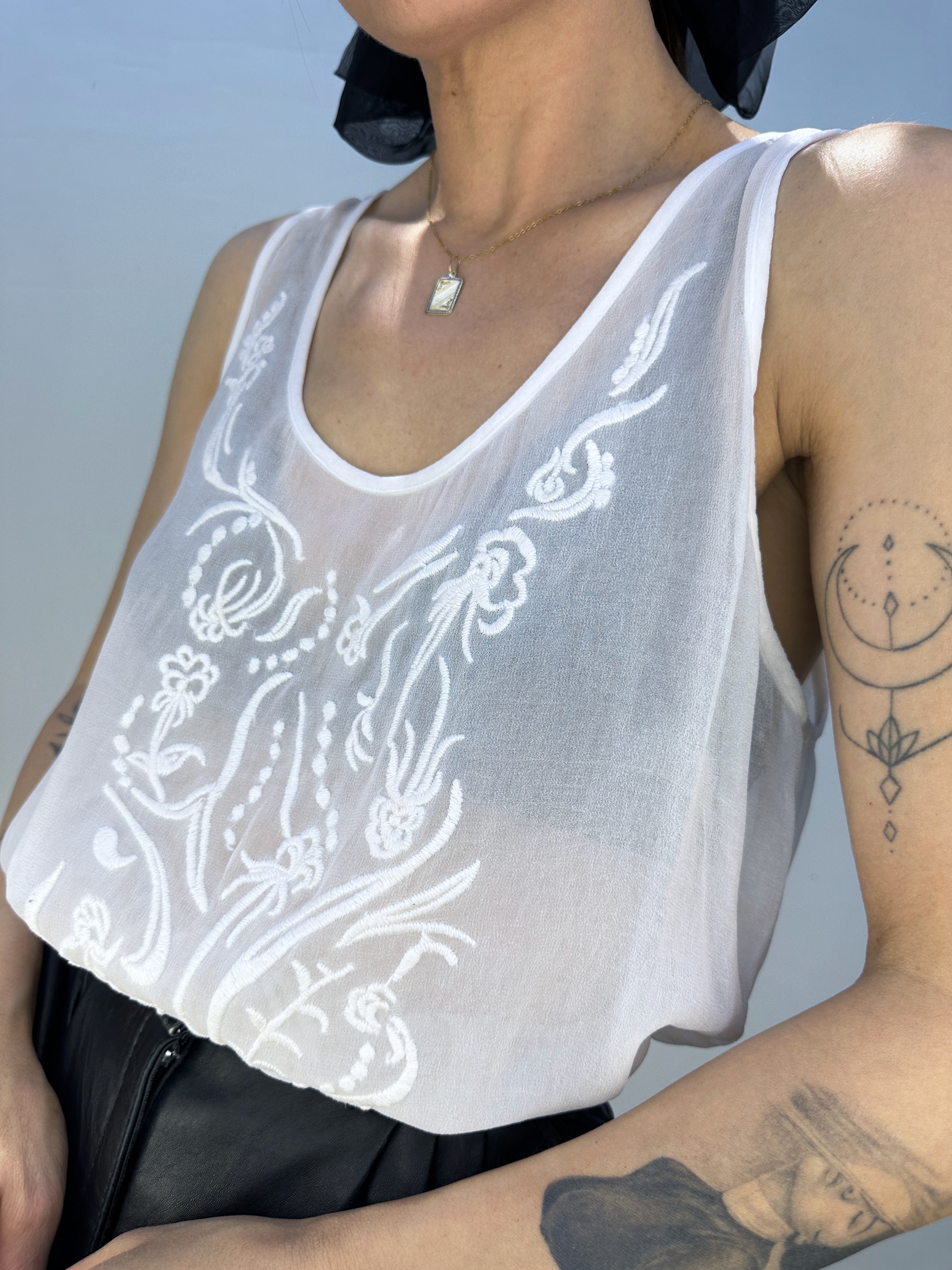 POLERA DKNY BORDADA I M 6