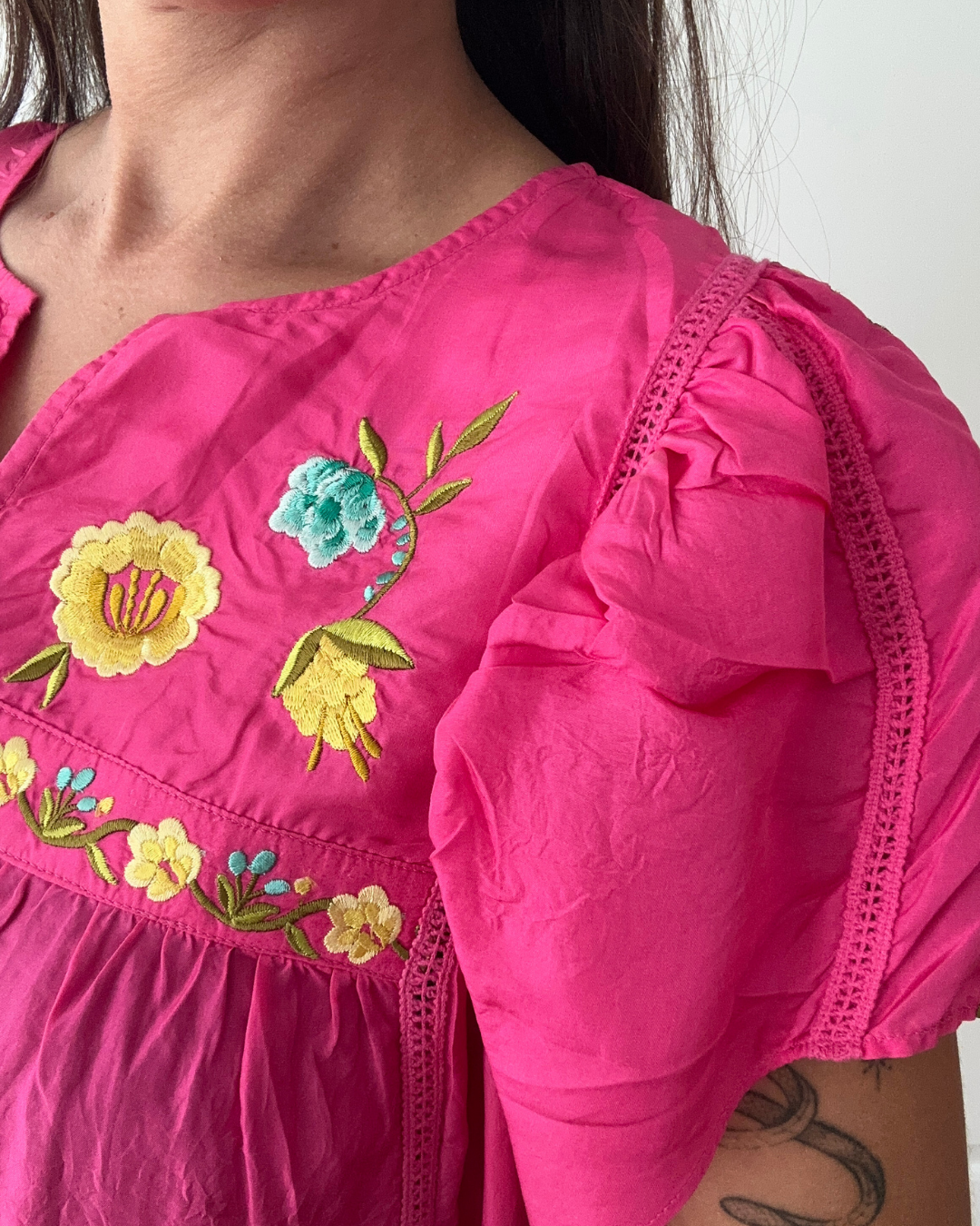 POLERA SEDA FUCSIA BORDADA I M-L 7