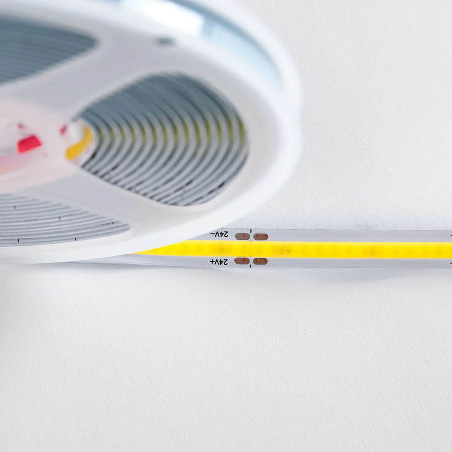 Faixa de 320 LEDs/M 50W 5000Lm CRI90 4200ÂºK COB 24VDC IP20 8mm Largura x5M 40.000H [CA-COB-320-24DC-W]-Branco Natural 4