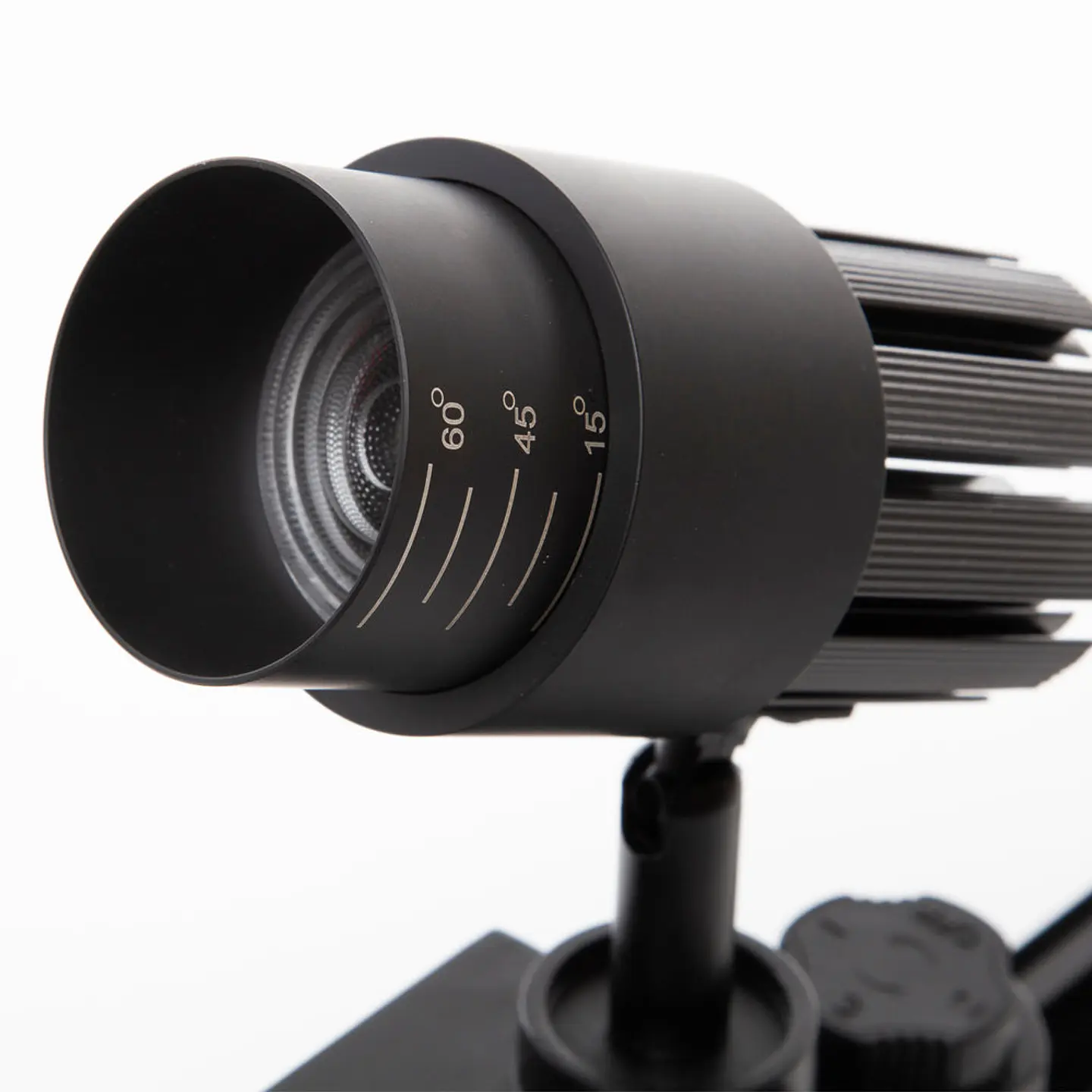 Farol LED 9W 758Lm CRI90 2700ÂºK TrifÃ¡sico Norah 40.000H [J-TR9W-T-WW] 2