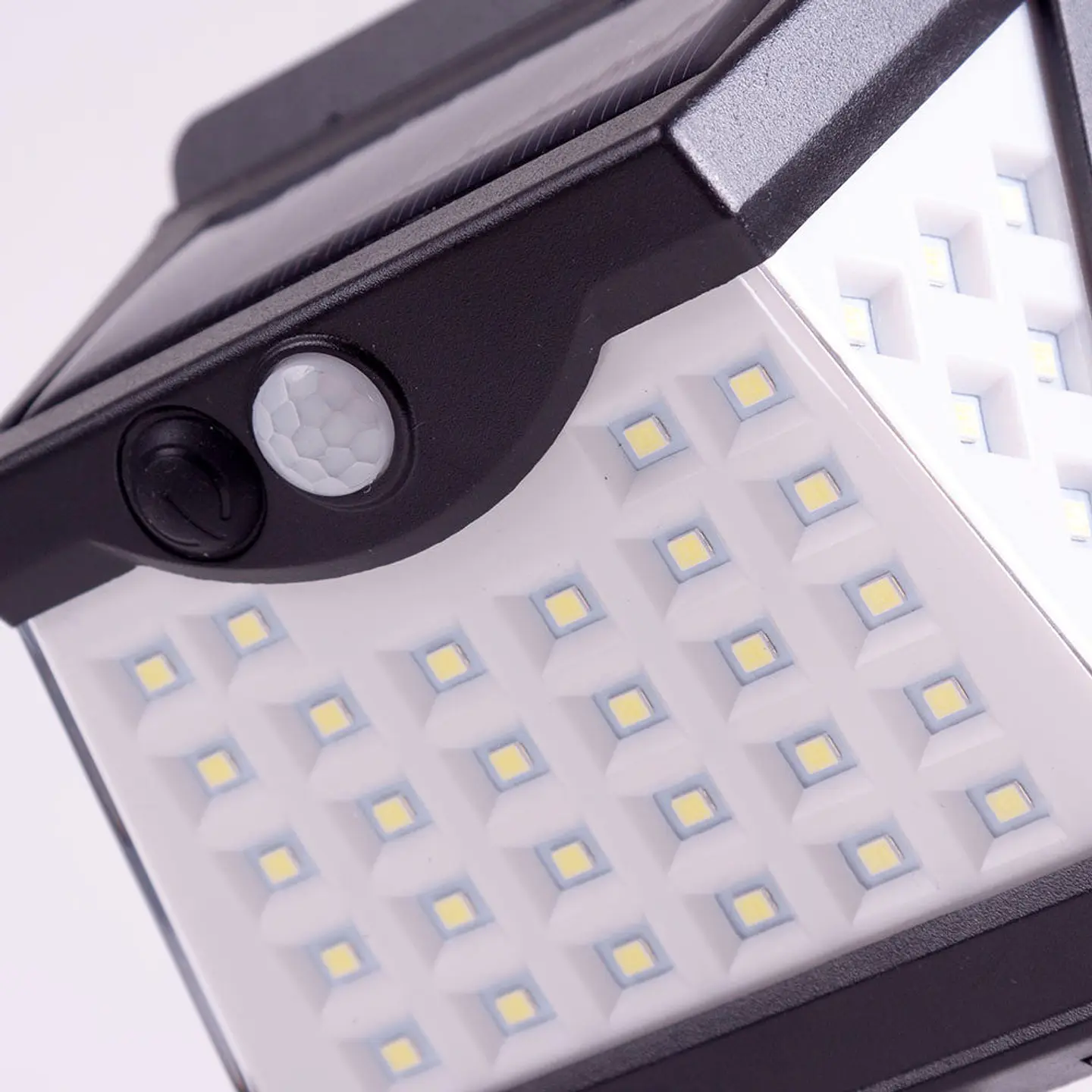 Candeeiro de Parede LED 6000ÂºK Sensor Solar IP65 40.000H [LUM-LUM40-PIR] 2