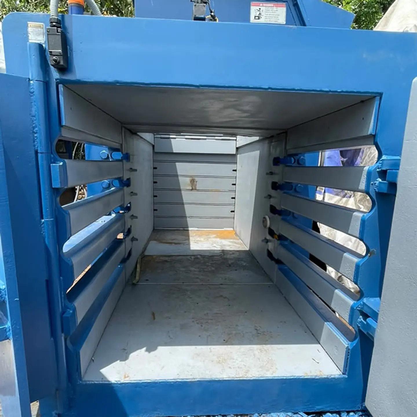 Compactadora Horizontal de Compuerta American Baler 6042CD830R (equipo usado) 3