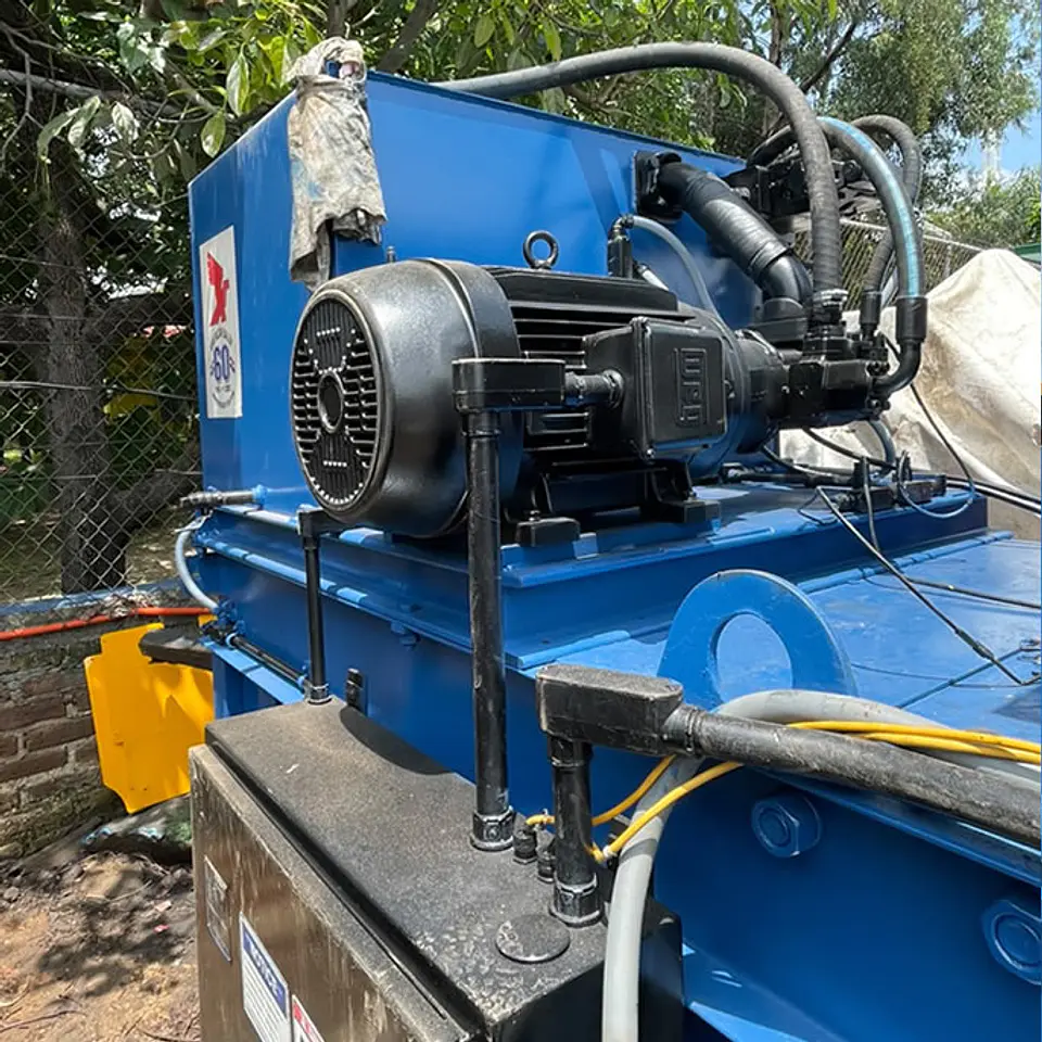 Compactadora Horizontal de Compuerta American Baler 6042CD830R (equipo usado) 4