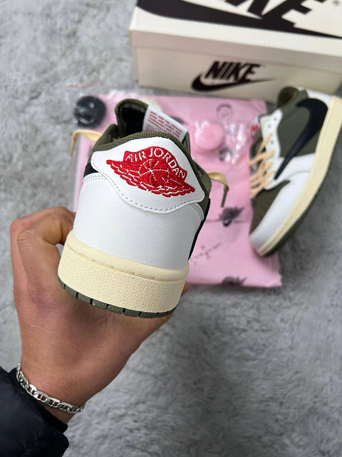 Sapatilhas Nike Air Jordan Travis Scott