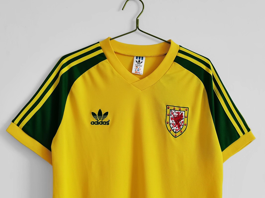 Gales 1982 (Away Kit) 2