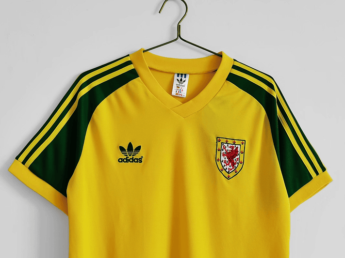 Gales 1982 (Away Kit) 2