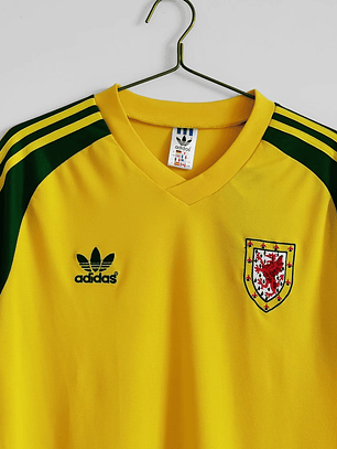Gales 1982 (Away Kit)