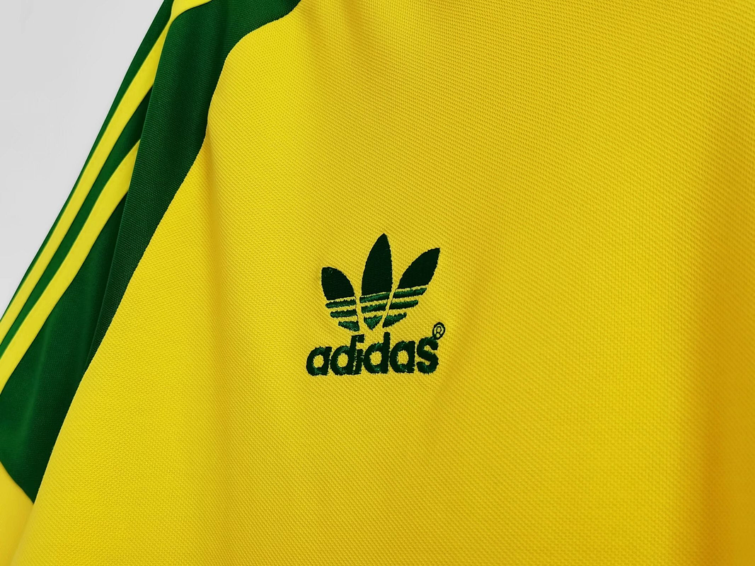 Gales 1982 (Away Kit) 4