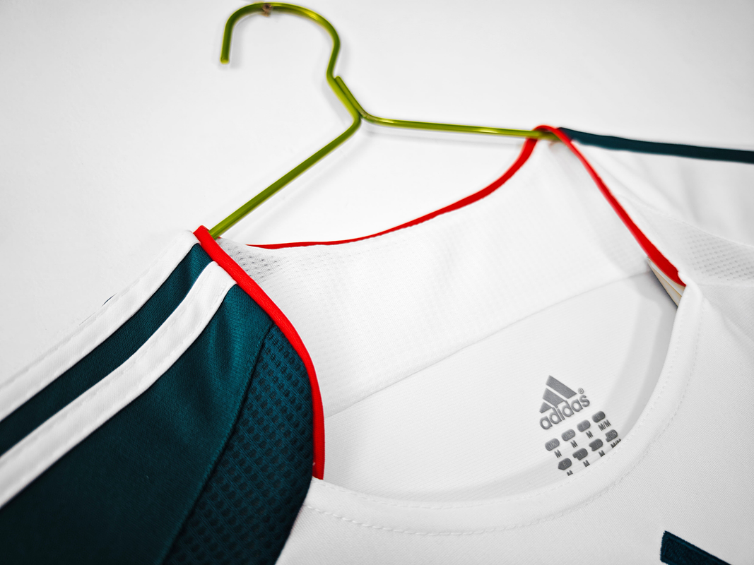 Liverpool 2006/08 (Away Kit) 6