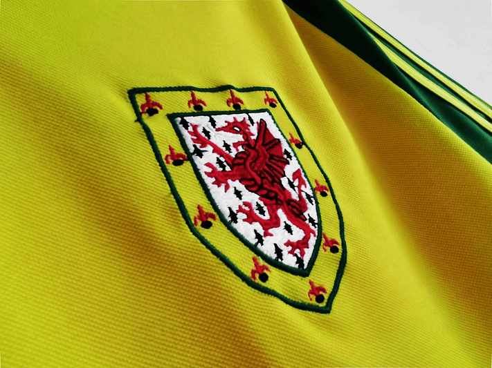 Gales 1982 (Away Kit) 8