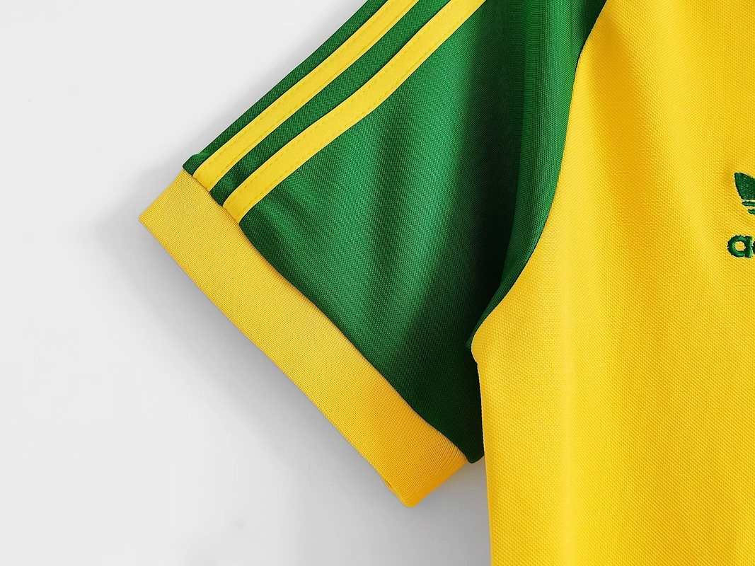 Gales 1982 (Away Kit) 9