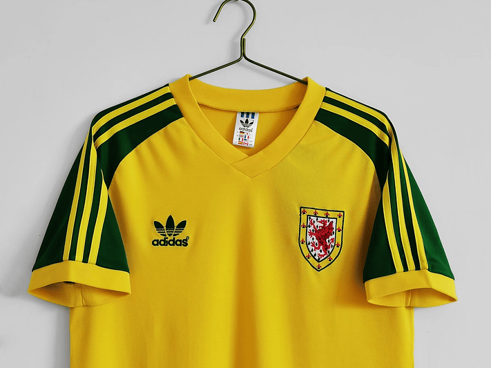 Gales 1982 (Away Kit) 10