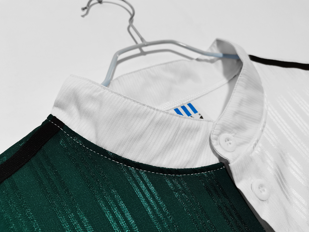 Liverpool 1995/96 (Away Kit) 6