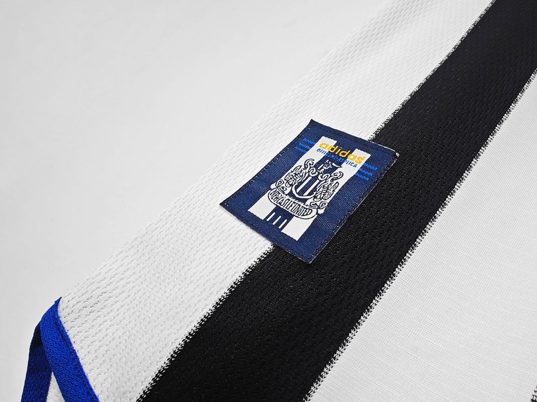 New Castle 1999/00 (Home Kit) 8