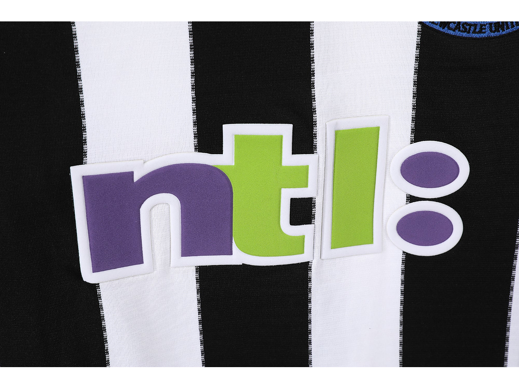 New Castle 2000/01 (Home Kit) 8