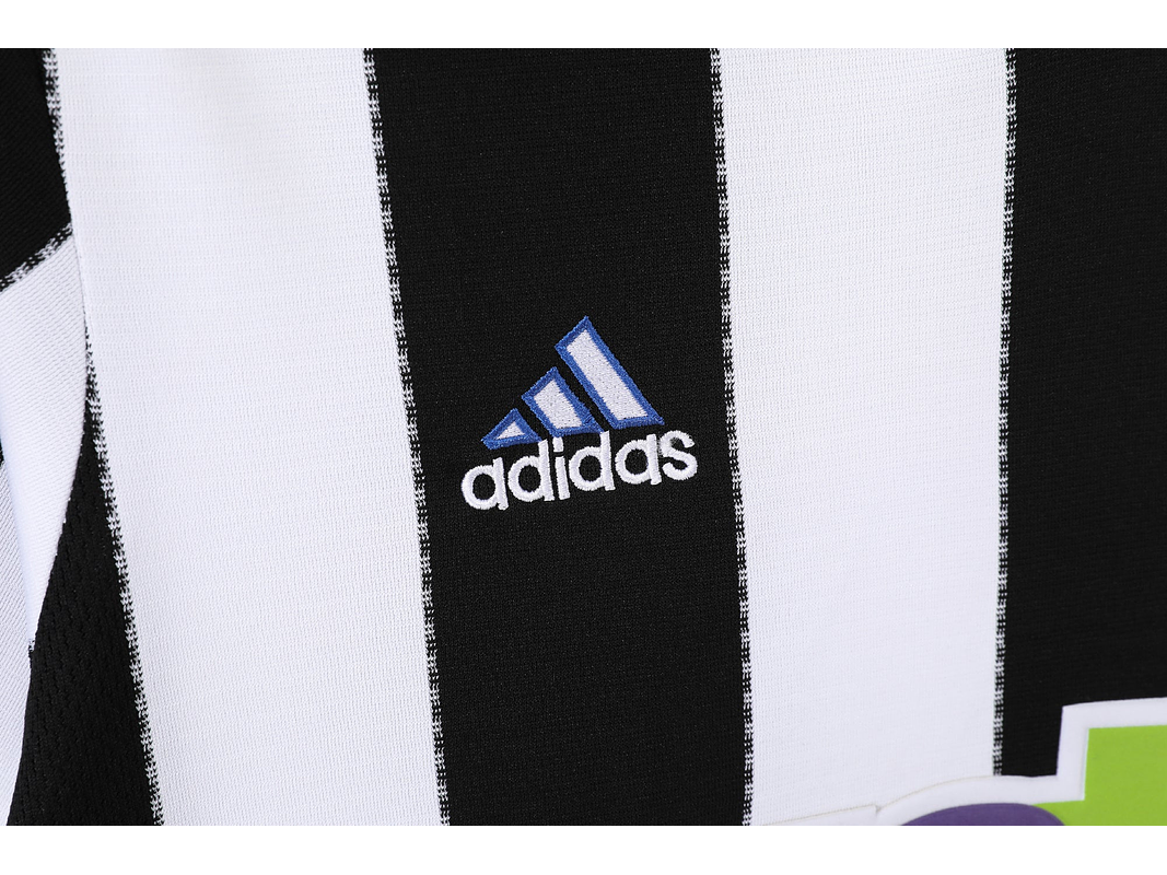 New Castle 2000/01 (Home Kit) 12