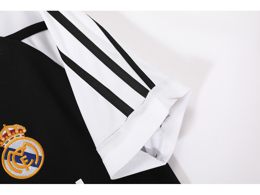 Real Madrid 2001/02 (Away Kit) 3