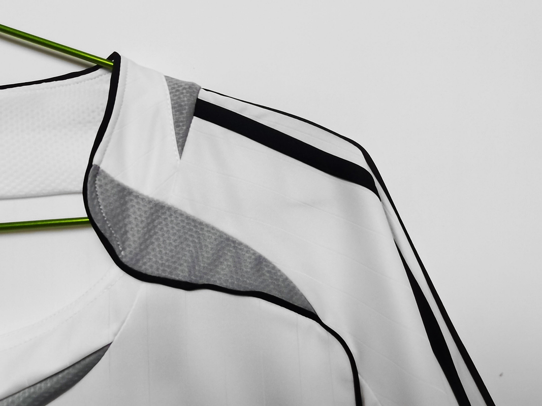 Real Madrid 2006/07 (Home Kit – Long Sleeve) 4