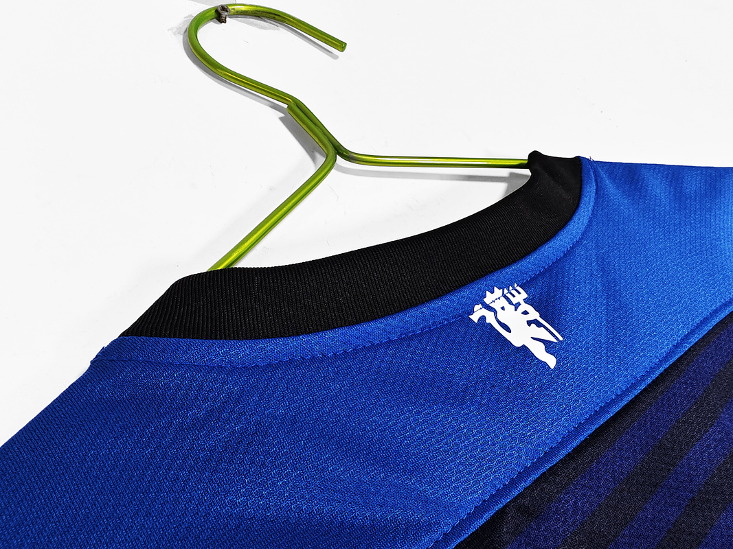 Manchester United 2011/12 (Away Kit) 3