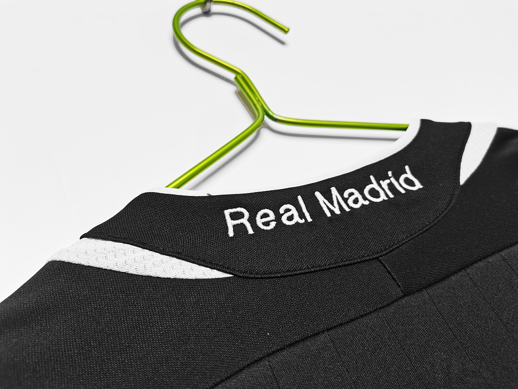 Real Madrid 2006/07 (Away Kit – Long Sleeve) 10