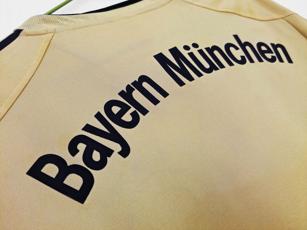 Bayern Munich 2004/05 (Away Kit) 4