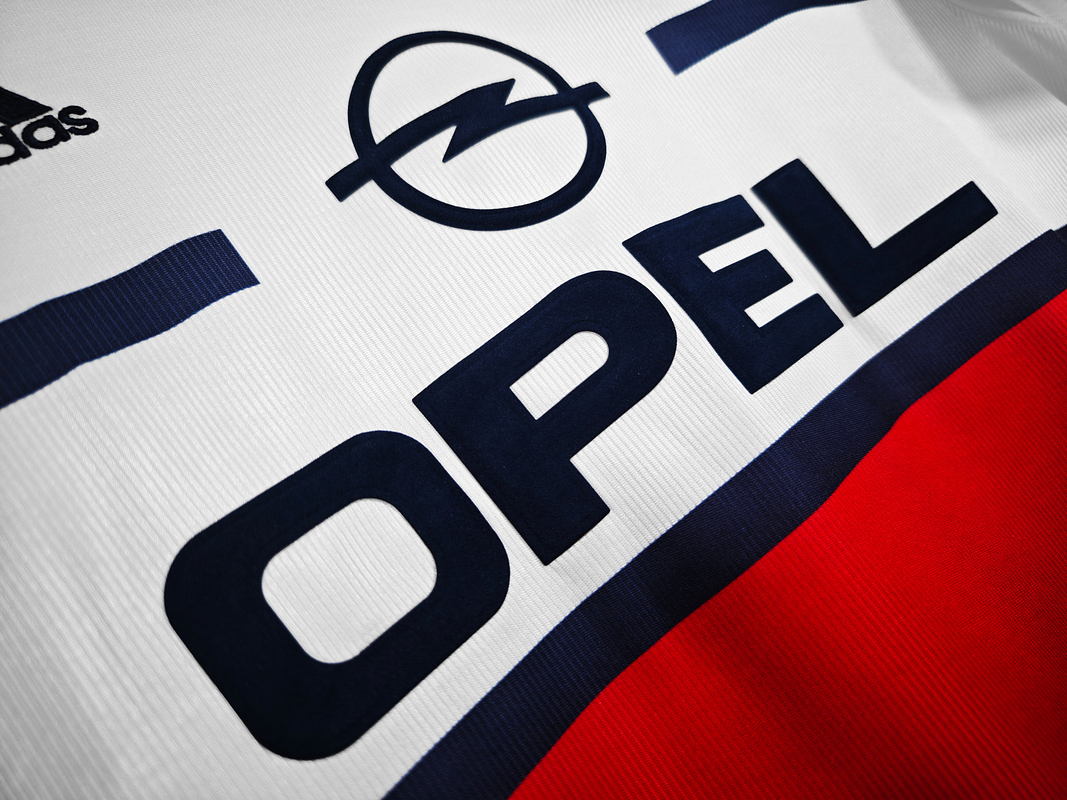 Bayern Munich 1998/00 (Home Kit) 9