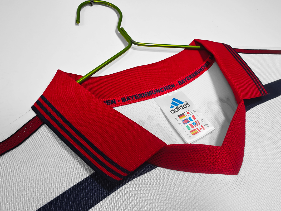Bayern Munich 1998/00 (Home Kit) 10