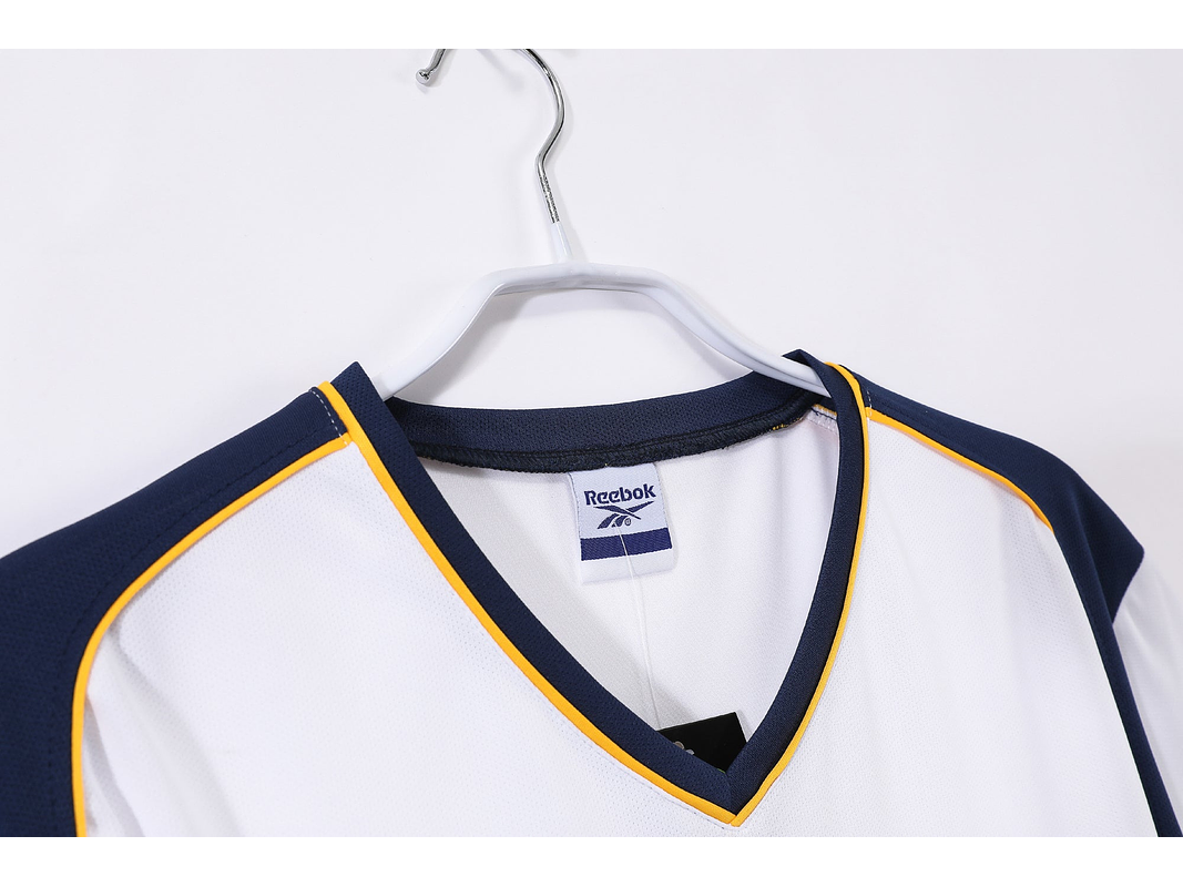 Liverpool 2001/02 (Away Kit) 4