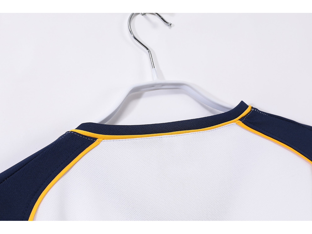 Liverpool 2001/02 (Away Kit) 6