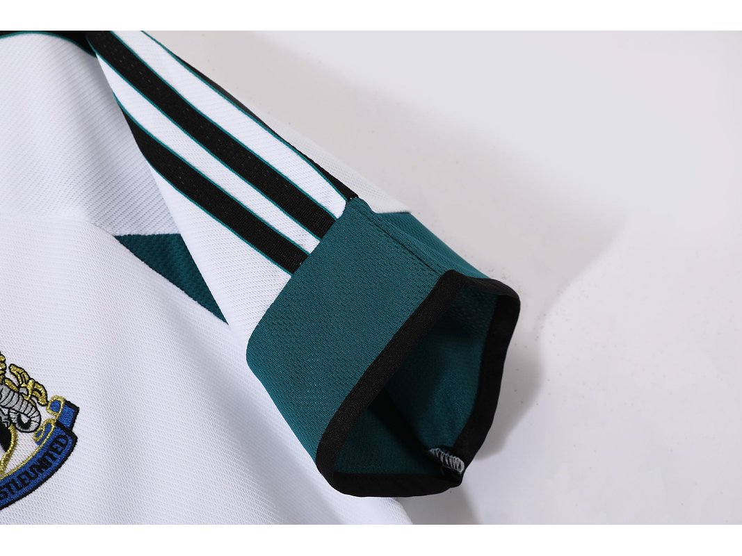 New Castle 1999/00 (Away Kit) 4