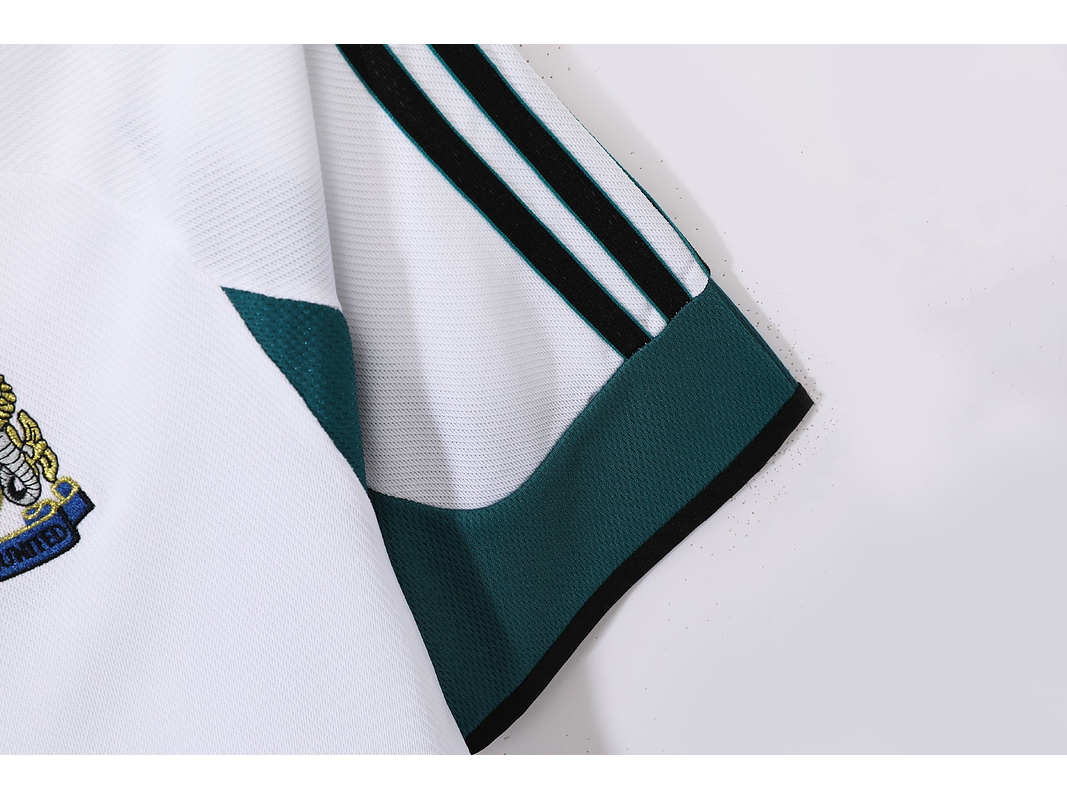 New Castle 1999/00 (Away Kit) 6