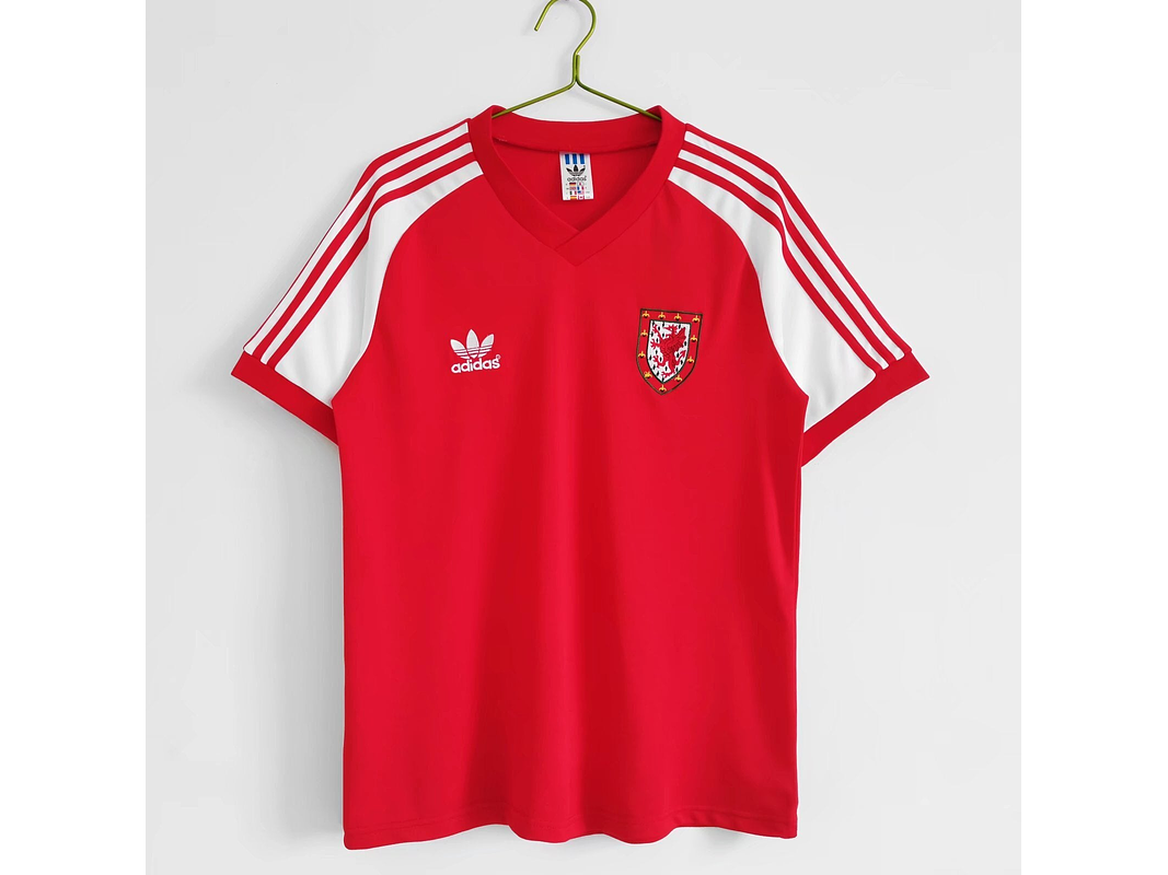 Gales 1982 (Home Kit) 1