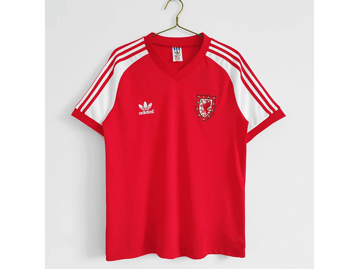 Gales 1982 (Home Kit) 1