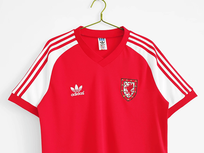 Gales 1982 (Home Kit) 2