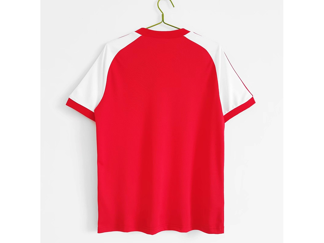 Gales 1982 (Home Kit) 3