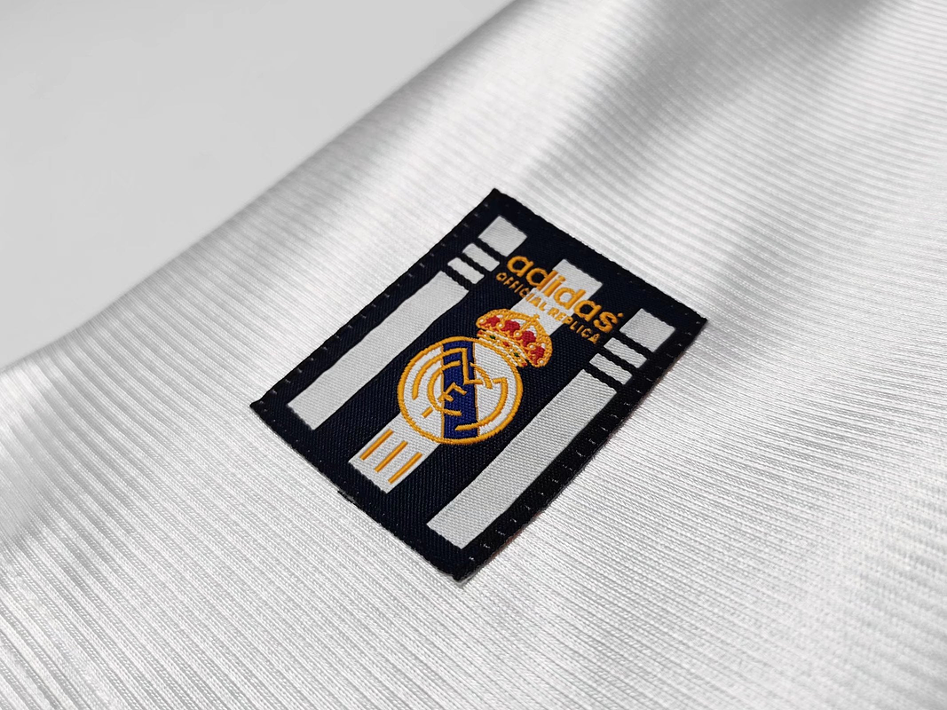 Real Madrid 1998/00 (Home Kit) 4