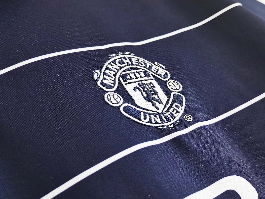 Manchester United 1999/2000 (Third Kit) 7