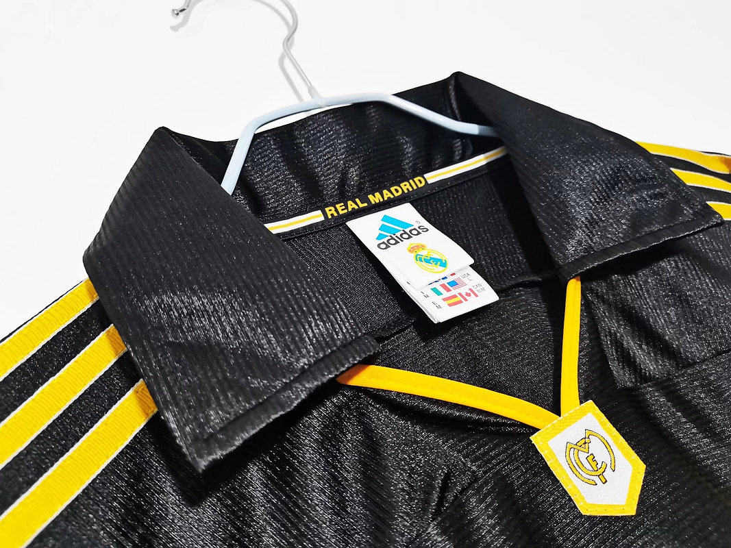 Real Madrid 1999/01 (Away Kit) 7