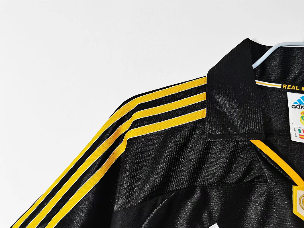 Real Madrid 1999/01 (Away Kit) 8