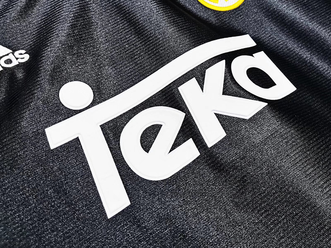 Real Madrid 1999/01 (Away Kit) 9