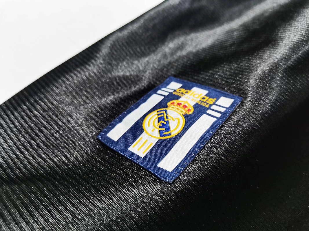 Real Madrid 1999/01 (Away Kit) 10