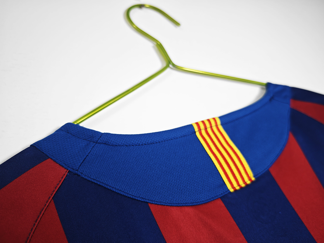 Barcelona 2005/06 (Home Kit) 4