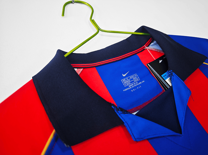 Barcelona 2001/02 (Home Kit) 3