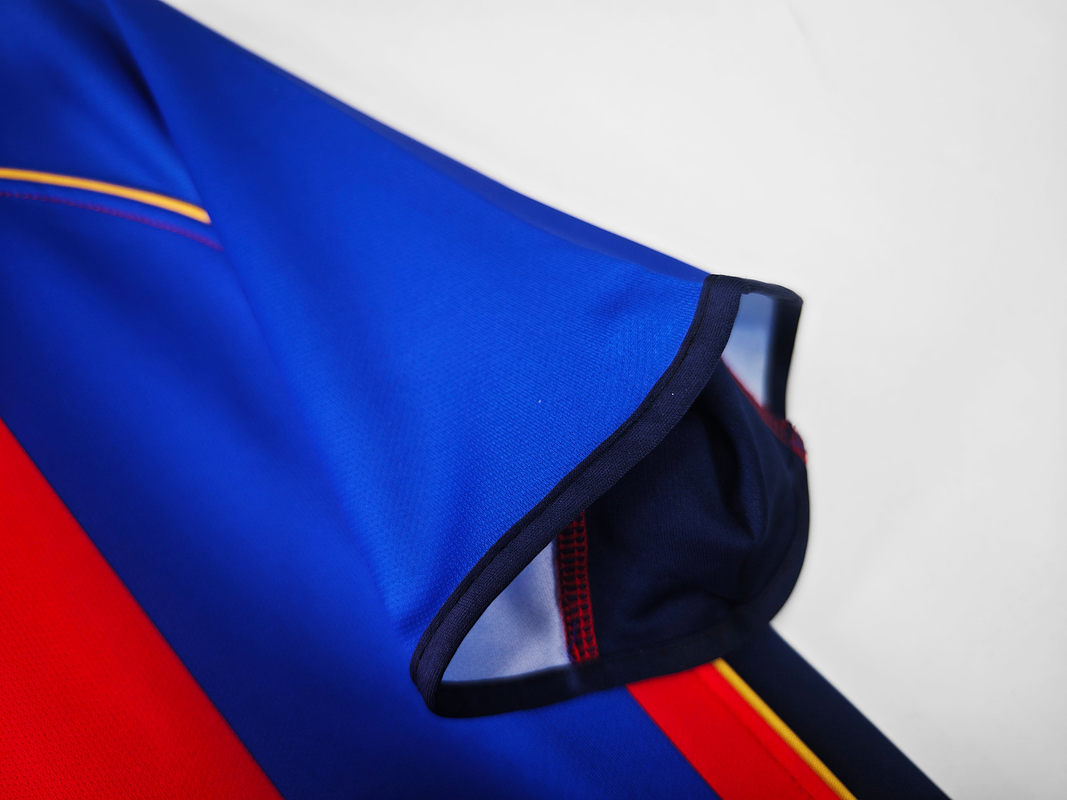 Barcelona 2001/02 (Home Kit) 8