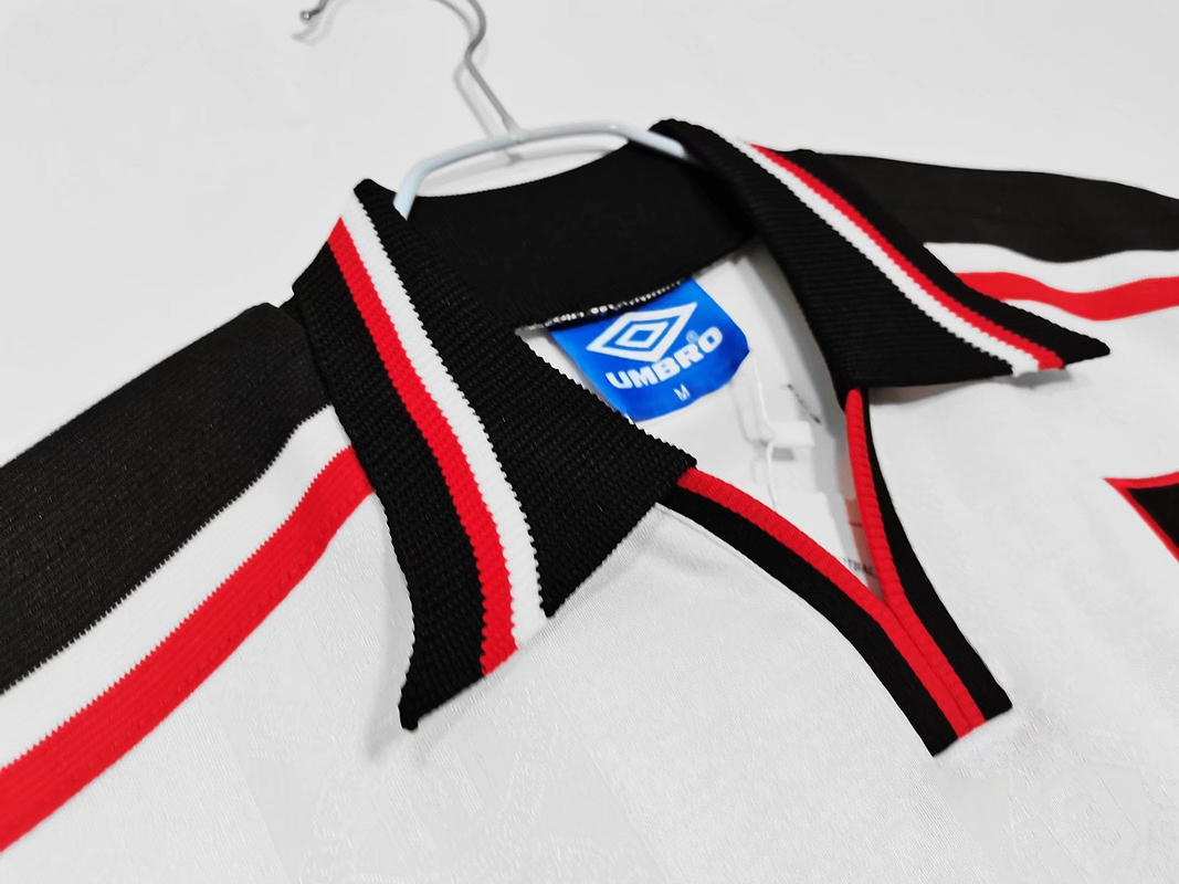 Manchester United 1998/99 (Away Kit) 4