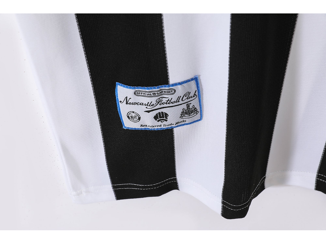 New Castle 1995/97 (Home Kit) 4