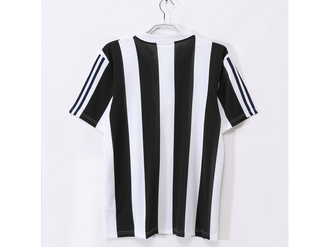 New Castle 1995/97 (Home Kit) 5