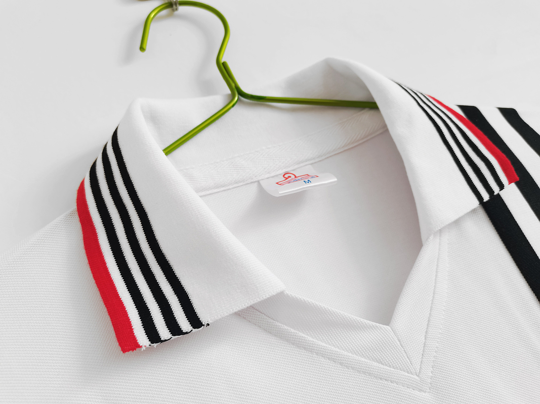 Manchester United 1982/83 (Away Kit) 3