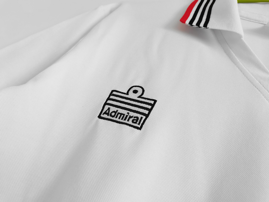 Manchester United 1982/83 (Away Kit) 4