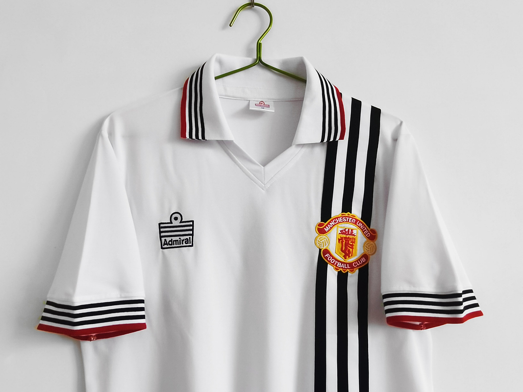Manchester United 1982/83 (Away Kit) 5